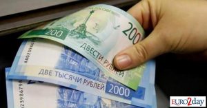 Η αντιπαράθεση Ρωσίας με τη Δύση ρίχνει το ρούβλι