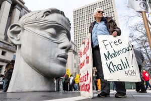 Παραίτηση κορυφής στο Columbia επειδή υπέκυψε στις απαιτήσεις Τραμπ