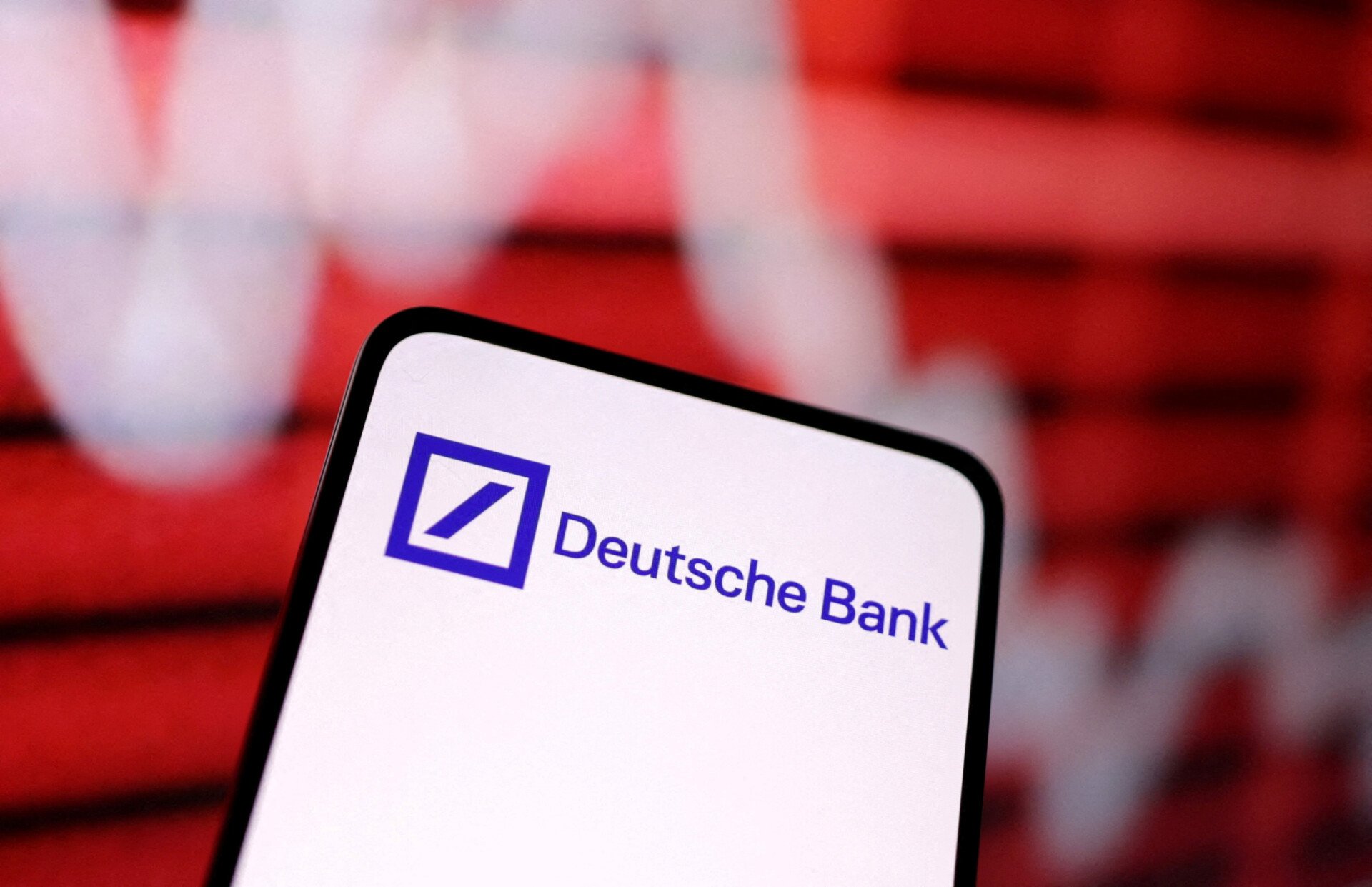 Deutsche Bank: Μαχαίρι σε επιπλέον 2.000 θέσεις εργασίας και λουκέτο σε δεκάδες υποκαταστήματα