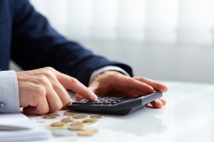 Μειώσεις φόρων: Τα σενάρια που εξετάζονται - Πότε αναμένονται οι ανακοινώσεις