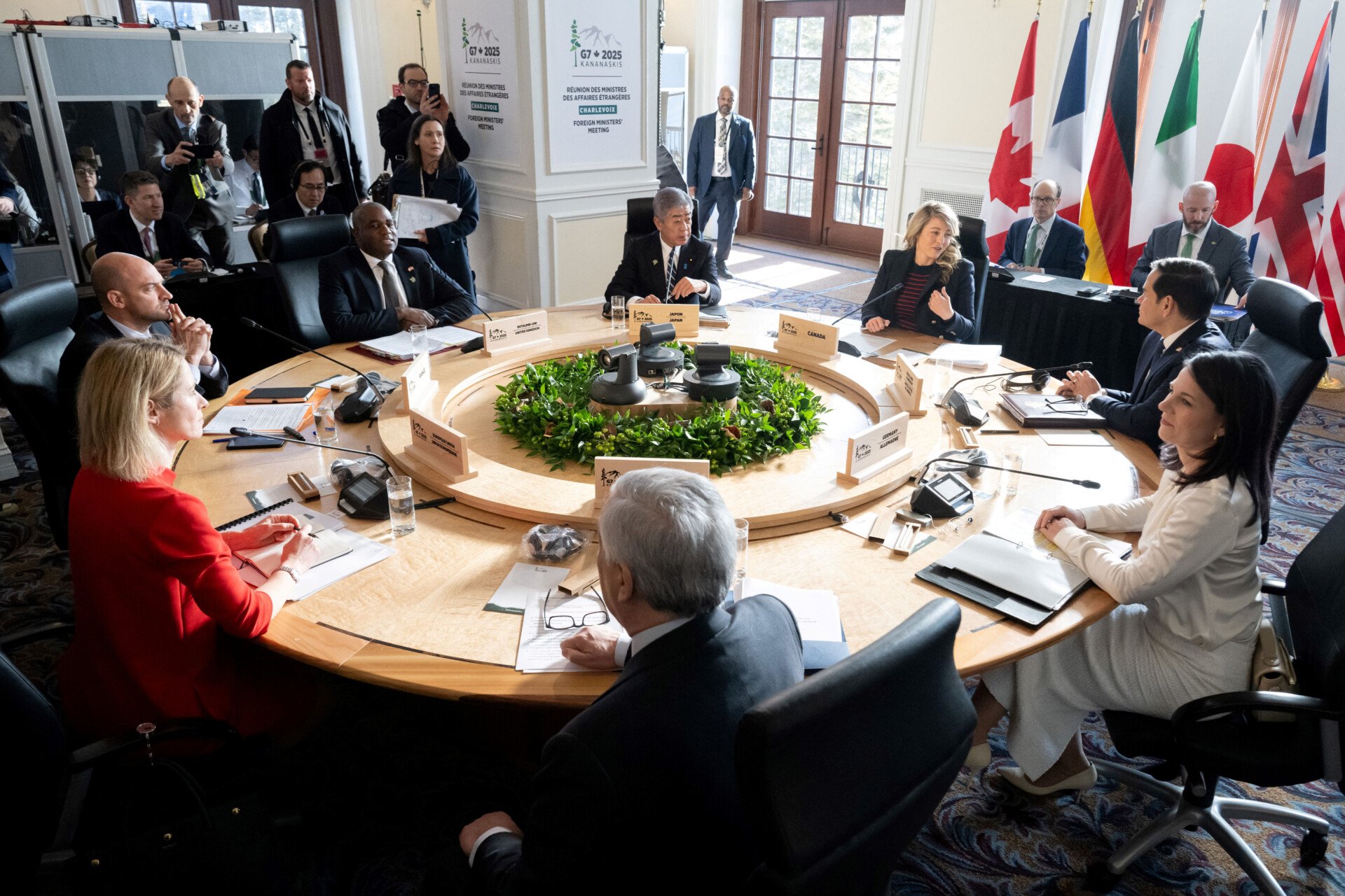 Μπέρμποκ και Κάλας εκφράζουν την αλληλεγγύη τους στον Καναδά «μέσω ενδυμασίας»