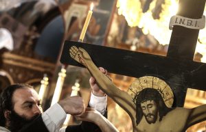 Μεγάλη Παρασκευή: Τι ώρα είναι η Αποκαθήλωση και η περιφορά του Επιταφίου