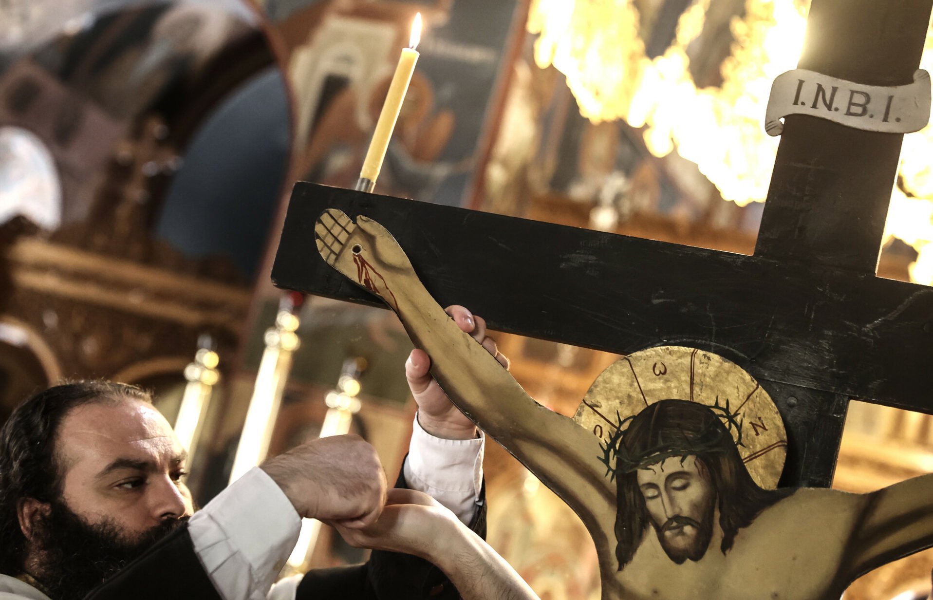 Μεγάλη Παρασκευή: Τι ώρα είναι η Αποκαθήλωση και η περιφορά του Επιταφίου