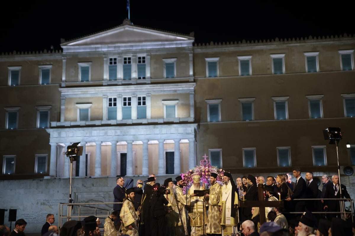 Επιτάφιος: Πλήθος πιστών στην Περιφορά σε όλη τη χώρα (εικόνες)