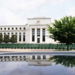 Λευκός Οίκος: Ο Τραμπ εξετάζει το ενδεχόμενο αποπομπής του προέδρου της FED