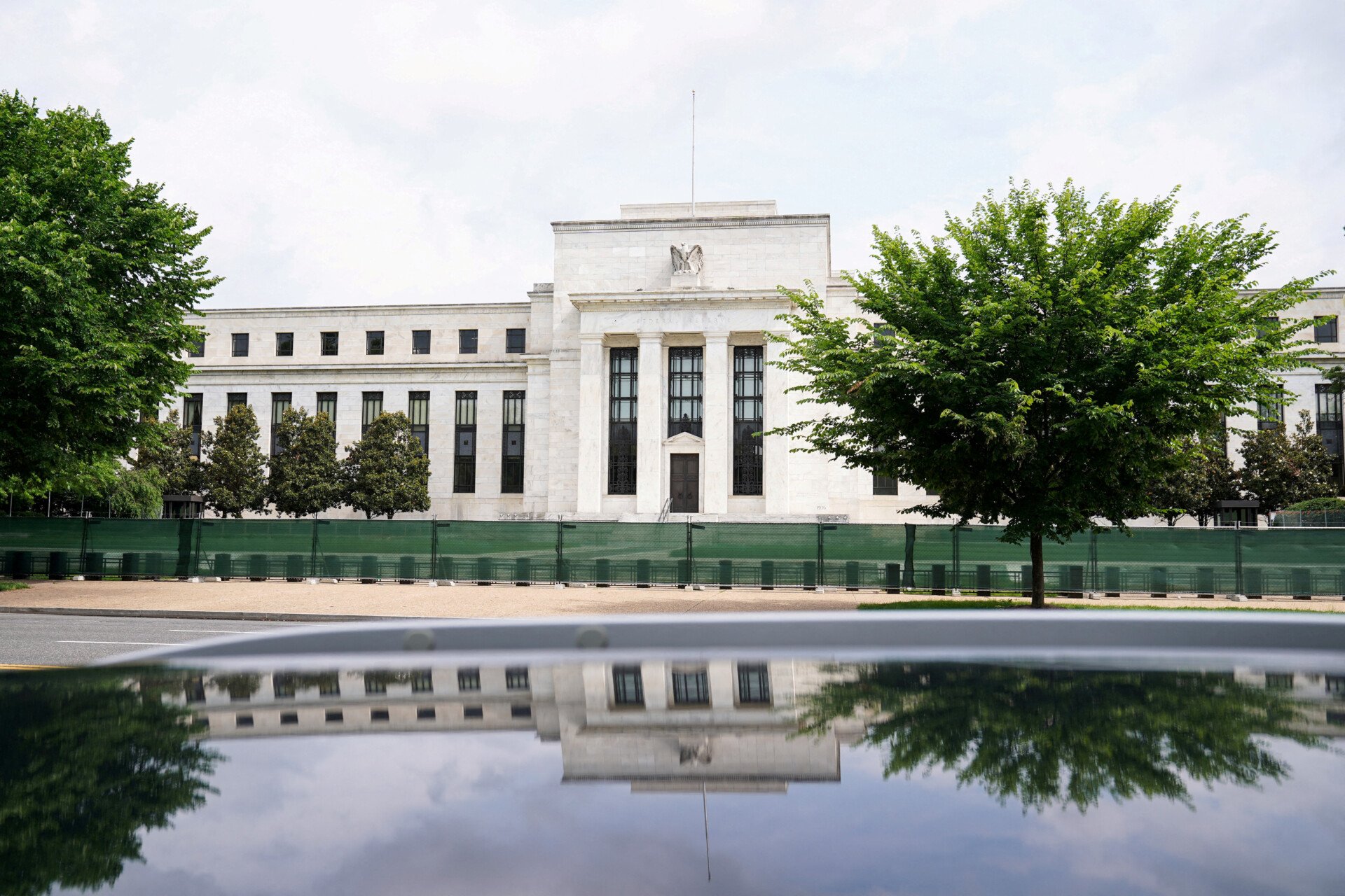 Λευκός Οίκος: Ο Τραμπ εξετάζει το ενδεχόμενο αποπομπής του προέδρου της FED