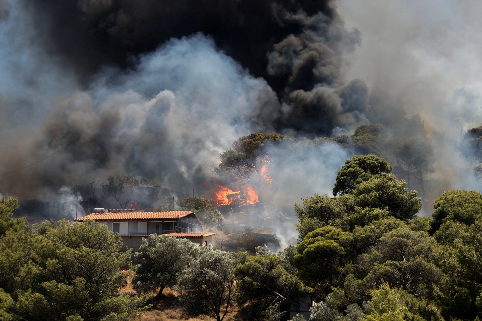 Κερατέα: Περιορίστηκε η φωτιά - Συνεχίζεται η μάχη με εστίες