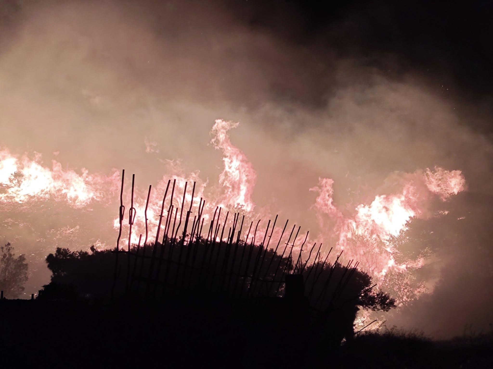 Φωτιά στην Κερατέα - Μεγάλη κινητοποίηση της Πυροσβεστικής