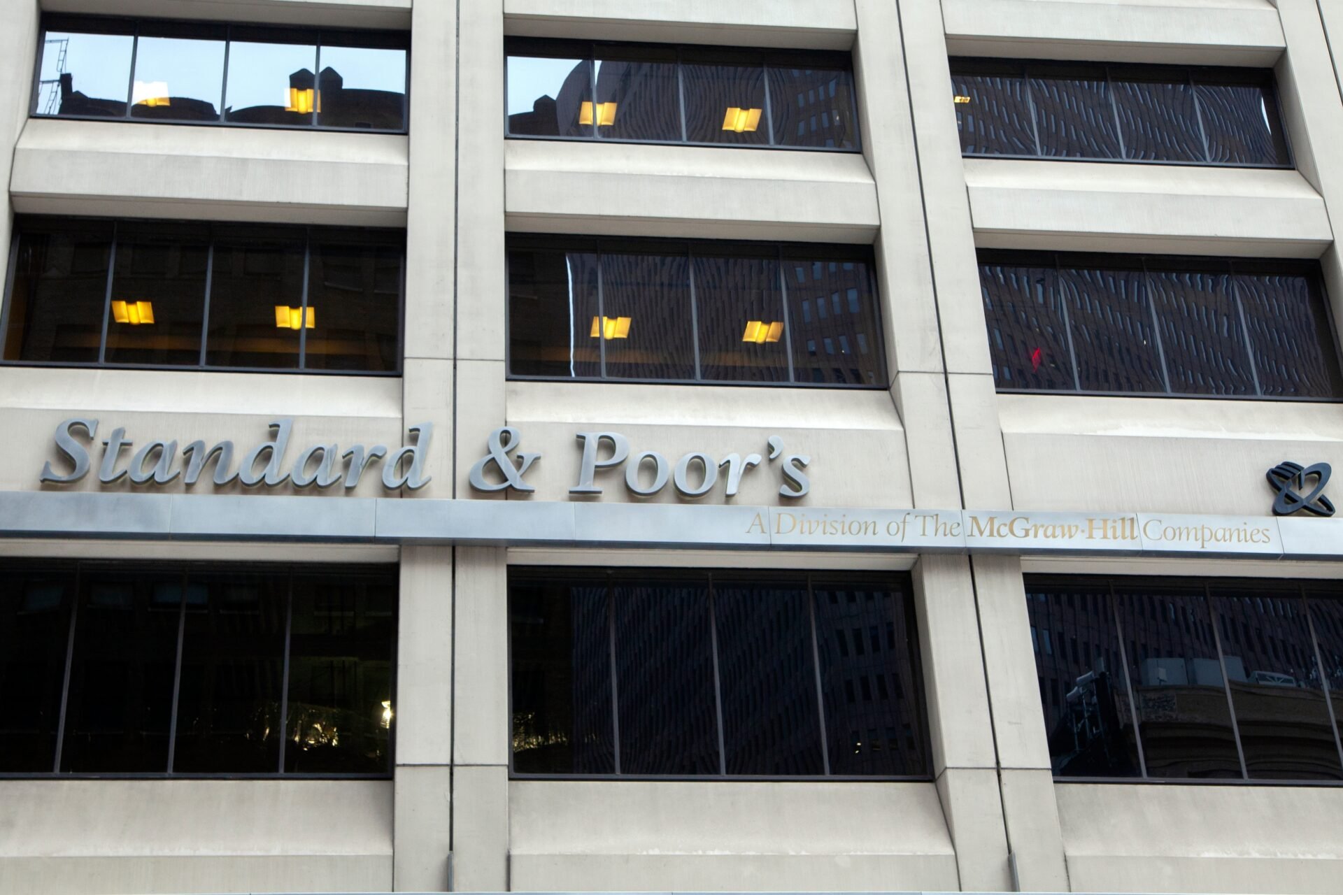 Standard & Poor's: Αναβάθμιση ή αναμονή λόγω του διεθνούς...Γολγοθά;