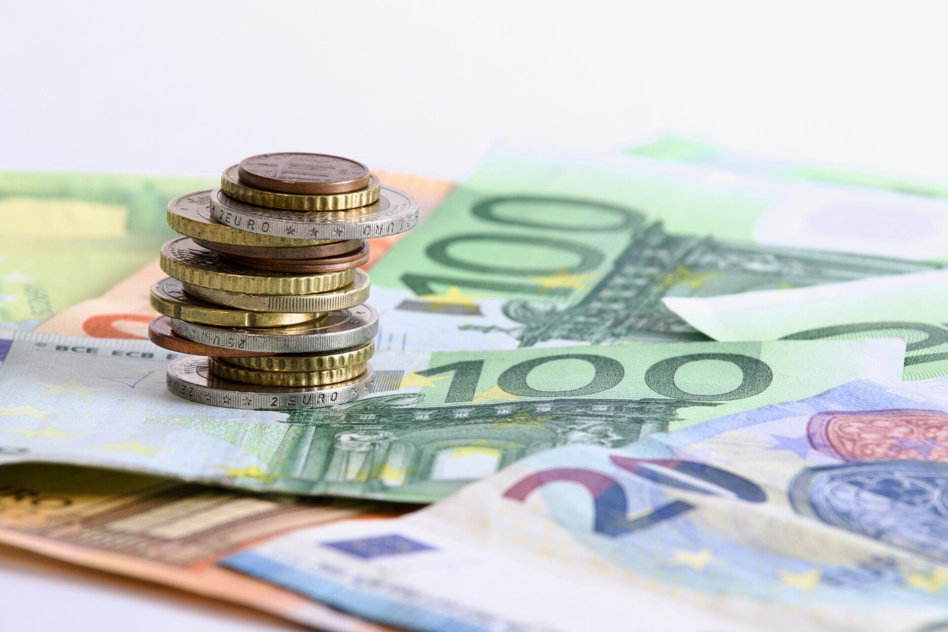 Η αντιπολίτευση καταγγέλλει την κυβέρνηση ότι «αρνείται να δώσει νωρίτερα συντάξεις και επιδόματα» ενόψει Πάσχα