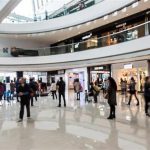 Με φόρα ψωνίζουν οι Βρετανοί: Αλμα 5% για τον τζίρο στο λιανεμπόριο