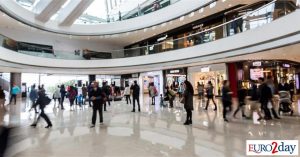 Με φόρα ψωνίζουν οι Βρετανοί: Αλμα 5% για τον τζίρο στο λιανεμπόριο