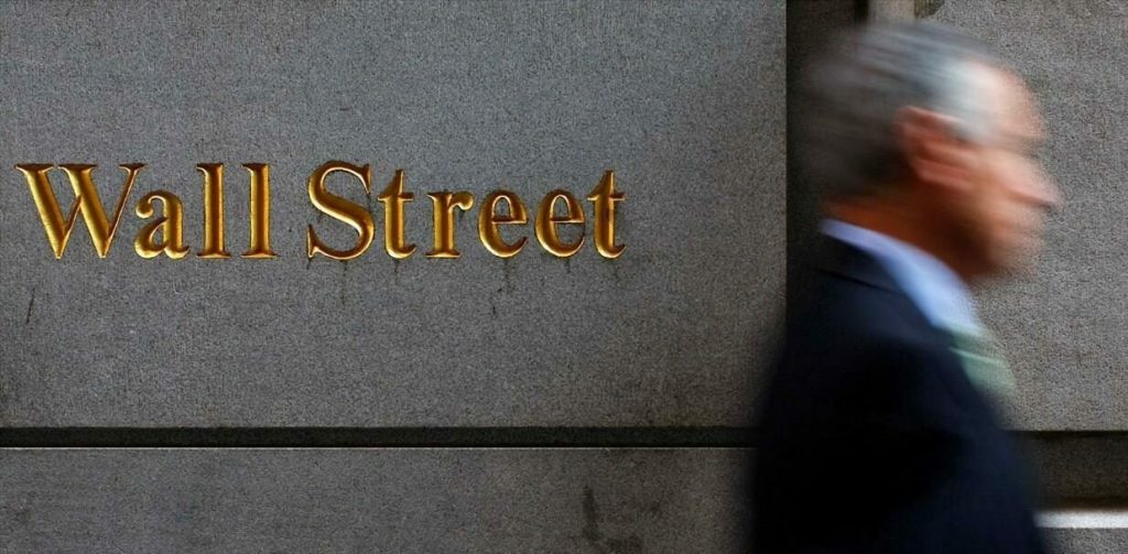 Wall Street: Μικρά κέρδη, με φόντο την υποβάθμιση από την Moody's