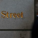 Wall Street: Μικρά κέρδη, με φόντο την υποβάθμιση από την Moody's