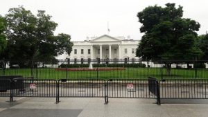 Οργισμένη αντίδραση του Λευκού Οίκου στην υποβάθμιση του αξιόχρεου από τον οίκο Moody’s