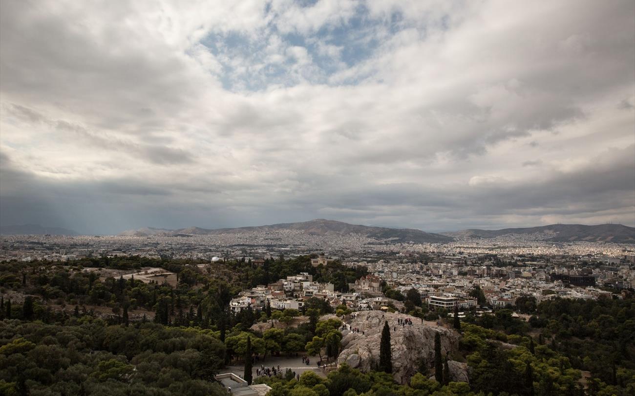 Καιρός: «Καρμπόν» το σκηνικό και σήμερα με αραιές νεφώσεις, σκόνη και υψηλές θερμοκρασίες