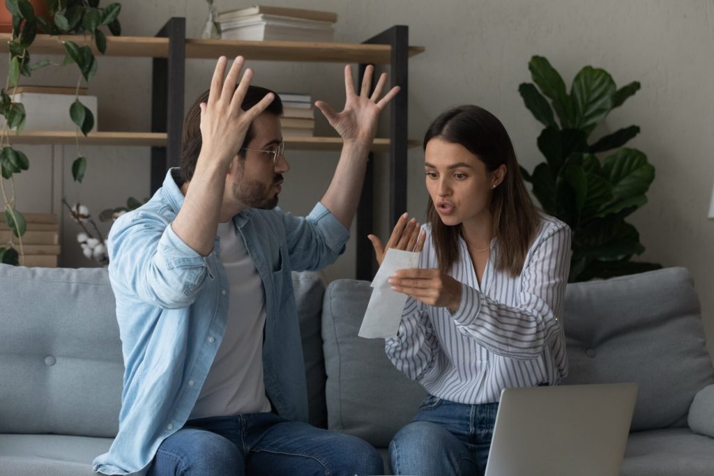Όλα τα «συμπτώματα» ενός άνδρα, όταν η γυναίκα φέρνει περισσότερα χρήματα στο σπίτι - Οι συνέπειες