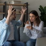 Όλα τα «συμπτώματα» ενός άνδρα, όταν η γυναίκα φέρνει περισσότερα χρήματα στο σπίτι - Οι συνέπειες