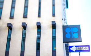 WTI και Brent σε πτώση: Πιέσεις από το δολάριο και το ενδεχόμενο αύξησης παραγωγής - FinanceNews.gr