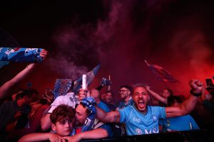 Στις φλόγες η Νάπολι, πανηγυρίζει το τέταρτο σκουντέτο