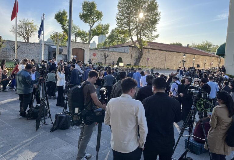 Κωνσταντινούπολη: Σήμερα στο τραπέζι της πρώτης τριμερούς Ουκρανοί, Τούρκοι και ΗΠΑ -Το παρασκήνιο στον απόηχο του θρίλερ της Πέμπτης - FinanceNews.gr