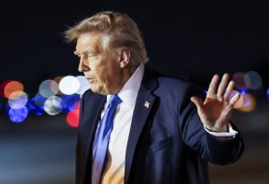 Και η Apple στο στόχαστρο Τραμπ: Δασμός 25% για κάθε iPhone που δεν θα παράγεται στις ΗΠΑ