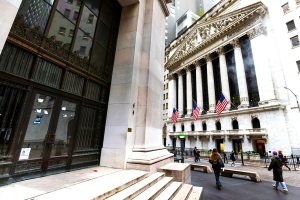 Wall Street: Στο «κόκκινο» μετά τις απειλές Τραμπ για δασμούς 50% στα ευρωπαϊκά προϊόντα - FinanceNews.gr