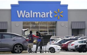 Εμπορικός πόλεμος  – Οι λιανέμποροι στις ΗΠΑ πιέζουν ασφυκτικά τα κινεζικά εργοστάσια να «φάνε» έως και το 66% των δασμών