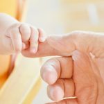 Παγκόσμια Ημέρα της Μητέρας: Πώς καθιερώθηκε – Γιατί το λευκό γαρίφαλο θεωρείται σύμβολο της Ημέρας - FinanceNews.gr