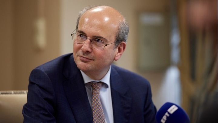 Ο υπουργός Κωστής Χατζηδάκης τα βάζει με τους γραφειοκράτες υφισταμένους τους