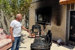 Δυτική Όχθη: Ισραηλινοί έποικοι πυρπόλησαν αυτοκίνητα και σπίτια Παλαιστινίων στο χωριό Μπρούκιν