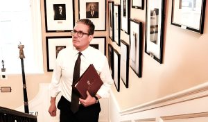 Συναγερμός στο σπίτι του Κιρ Στάρμερ: Φωτιά στην είσοδο της οικίας του - FinanceNews.gr