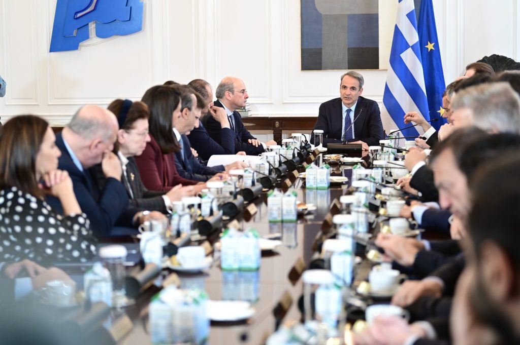 Πώς αποκωδικοποιούν τα μηνύματα των δημοσκοπήσεων στην κυβέρνηση