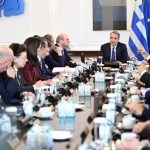 Πώς αποκωδικοποιούν τα μηνύματα των δημοσκοπήσεων στην κυβέρνηση