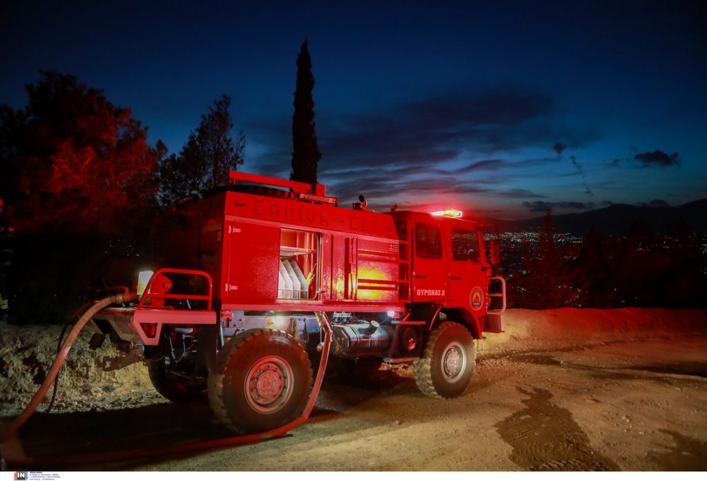 Υπό μερικό έλεγχο η πυρκαγιά σε χαμηλή βλάστηση στην Κύθνο