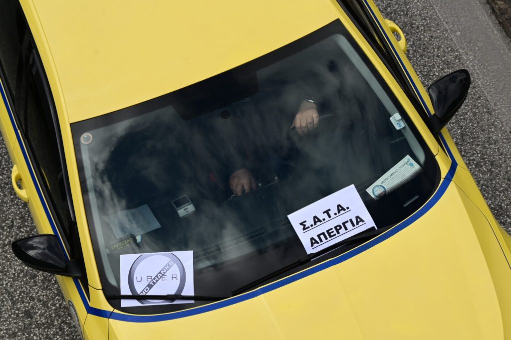 Χωρίς ταξί η Αττική για δύο ημέρες – Ενισχύονται λεωφορεία και μετρό προς το αεροδρόμιο