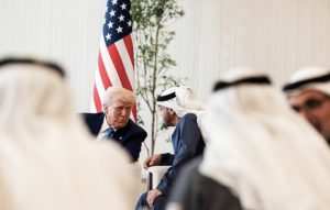 Προκαλούν ζάλη τα «δώρα» των Εμιράτων στον Τραμπ: Έκλεισε deal $1,4 τρισ. - FinanceNews.gr