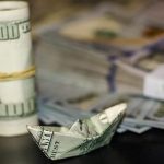 Πιέσεις στο δολάριο από τις ανησυχίες για δασμούς