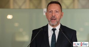 Στουρνάρας: Να γίνει το ευρώ παγκόσμιο αποθεματικό νόμισμα