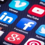 Όριο δύο ωρών στα social media για εφήβους εξετάζει η βρετανική κυβέρνηση