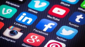 Όριο δύο ωρών στα social media για εφήβους εξετάζει η βρετανική κυβέρνηση