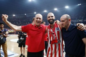 Η ομιλία των προέδρων της ΚΑΕ Ολυμπιακός στα αποδυτήρια και η συνέντευξη Τύπου