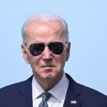 New York Post: Ο Biden επισκέπτεται κρυφά την Ουάσινγκτον για να εργαστεί σε μυστικό έργο – Υπέγραφε με στυλό ρομπότ