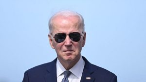 New York Post: Ο Biden επισκέπτεται κρυφά την Ουάσινγκτον για να εργαστεί σε μυστικό έργο – Υπέγραφε με στυλό ρομπότ