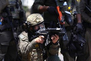 Λος Άντζελες: Ο Τραμπ κατέβασε τον στρατό - Δακρυγόνα, συλλήψεις και συγκρούσεις - FinanceNews.gr