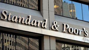 Ο οίκος S&P έδωσε την επενδυτική βαθμίδα στην Ελλάδα – Αναβάθμισε το αξιόχρεο σε ΒΒΒ- από ΒΒ+