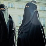 Euractiv: Η Ελλάδα σκέφτεται να απαγορεύσει την μπούρκα στα πανεπιστήμια – Δεν περιλαμβάνεται στο νέο μεταναστευτικό νομοσχέδιο