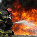Σκληρή μάχη των πυροσβεστών για να θέσουν υπό έλεγχο τις φωτιές σε Σπάτα – Ασπρόπυργο