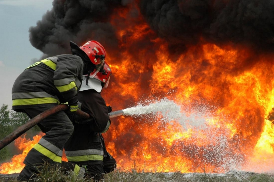 Σκληρή μάχη των πυροσβεστών για να θέσουν υπό έλεγχο τις φωτιές σε Σπάτα – Ασπρόπυργο