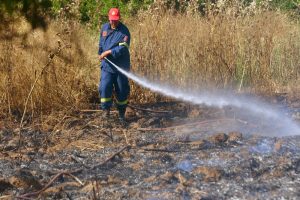 Φωτιά τώρα στον Ασπρόπυργο – Σηκώθηκαν εναέρια μέσα